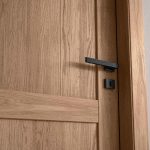 porta in legno massello molto robusta e duratura