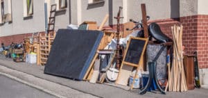 mobili accatastati pronti da smaltire in discarica